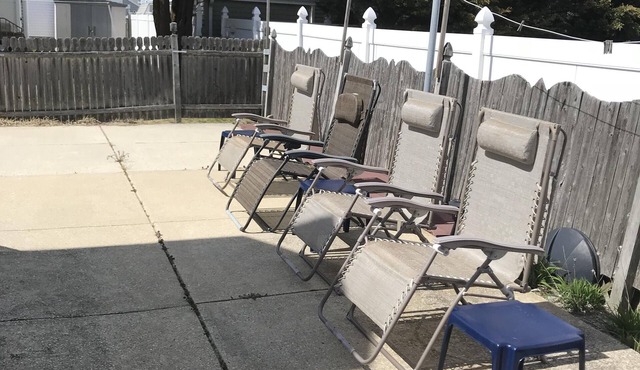 Shorely a Getaway: 9 Beds (6 Rooms), 3 Baths, WiFi, Walking Distance to Beach