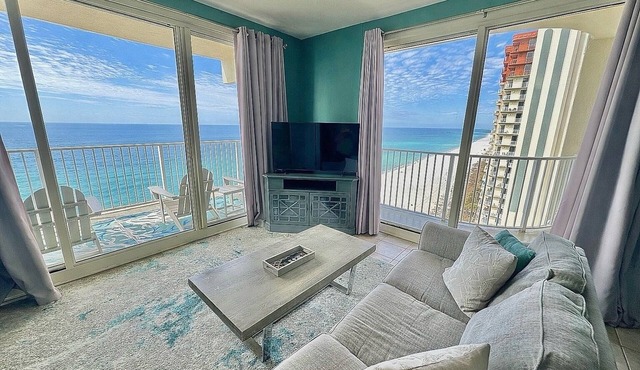 Shores of Panama end unit/Sunset view/FREE BEACH CHAIRS/res. parking