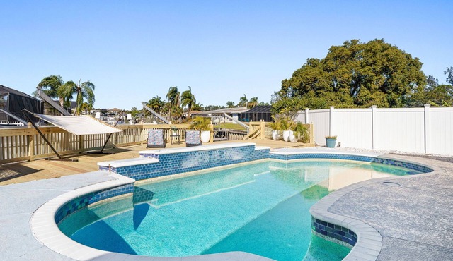 Shores Retreat. Waterfront pool Home near the airport