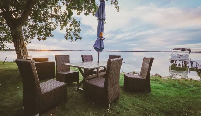 Shoreside 4b/4b walkout retreat with perfect sand