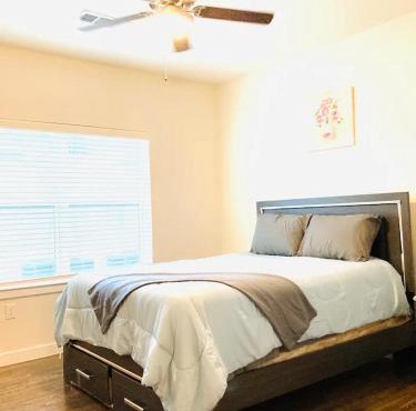 ShoreSide Retreat near Galveston Pool Parking&WiFi