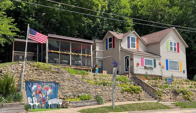 Shoreview Cottage - Mississippi River View with year-round HOT TUB!