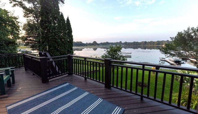 Shoreview Lakeside Cottage