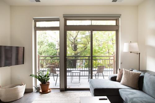 Shorewood Luxury 1BR Apartment with Gym and Balcony