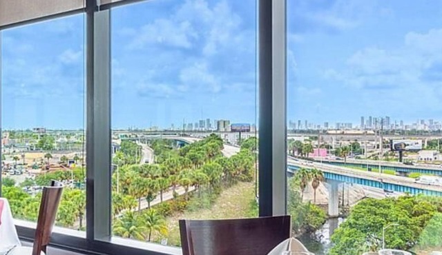 Short Distance From The Well Known Sites! 2 Family-friendly Units, Onsite Pool