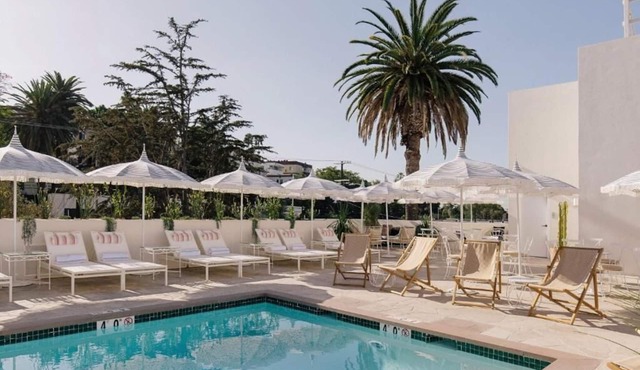 Short Distance From The Well Known Sites! 2 Convenient Units, Pool, Pets Allowed