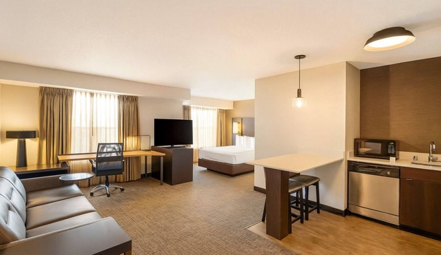 Short drive from Addison Airport! Pet-friendly, Breakfast, Pool, Tennis Court!