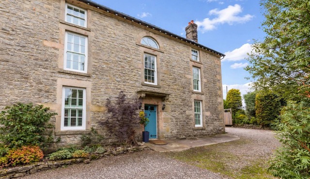 Short drive to Alton Towers & Peak Wildlife Park.Calton Moor House is a beautiful four-bedroom detached holiday home in the heart of the Peak District, offering space, comfort and stunning gardens to relax in after a day of exploring the countryside.