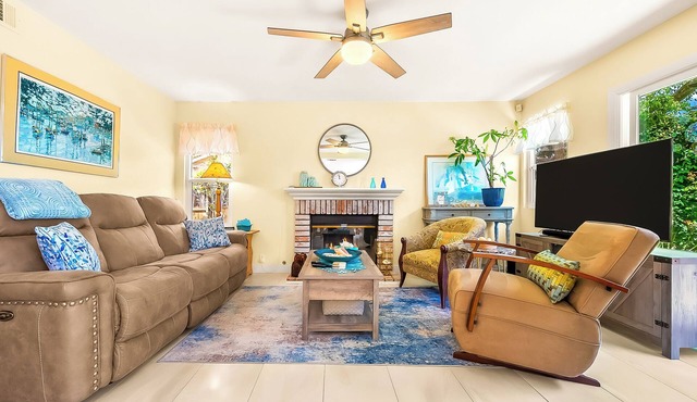 Short Drive to Beaches,Relax in Large Yard with AC!