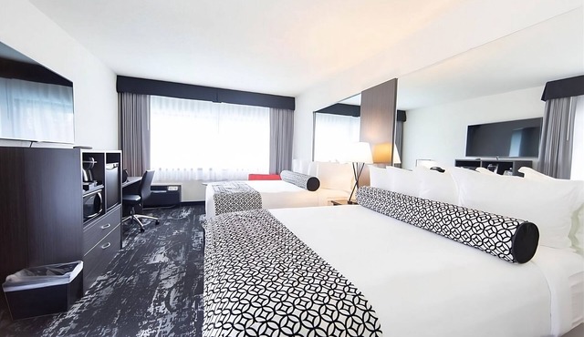 Short Drive to Bing Crosby Theater! 2 Modern Units, Pet-Friendly