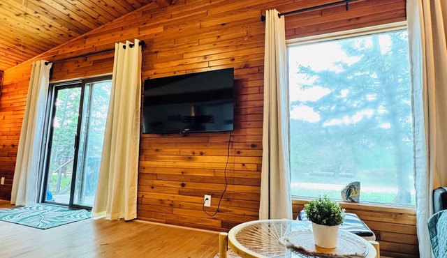 Short Drive to the Beach/Fishing/Treed Yard/Year Round Cottage/Family Kitchen