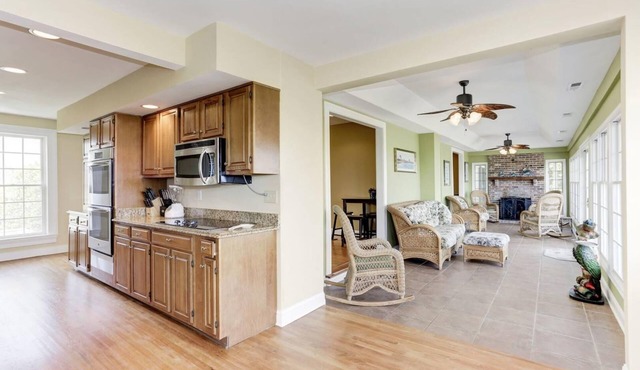 Short drive to Downtown Cambridge | Sleeps 22 | Pool | Private Dock | Kayaks | P