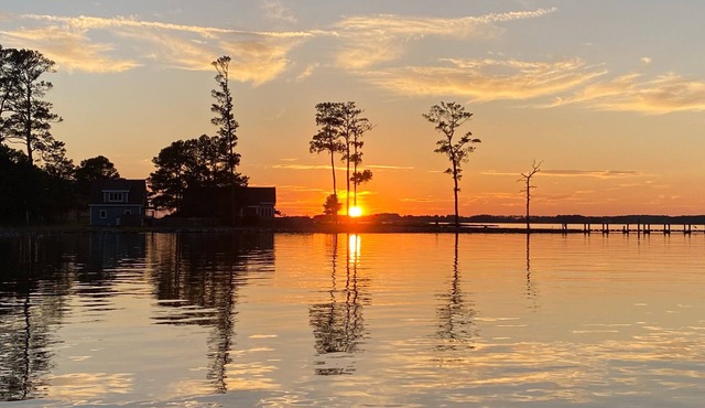 Short drive to Downtown Cambridge | Indoor Pool | Private Dock | Kayaks | Pet Fr