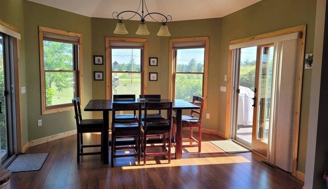 Short Drive to EAA - Spacious 5-bedroom house in brilliant Neenah with WiFi, AC