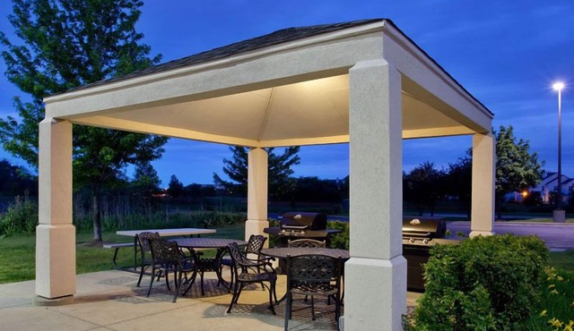 Short Drive to Genesee Theatre! 4 Relaxing Units, Full Kitchen, Pet-friendly!