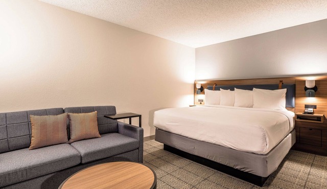Short Drive to Mandalay Canal Walk at Las Colinas! FREE Parking, Pets Allowed!