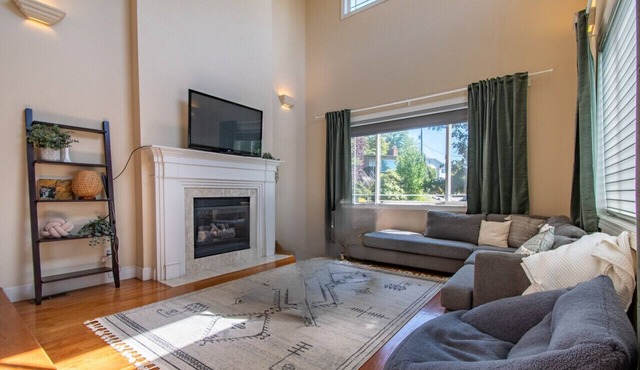 Short Drive to Stadiums - Large 4 Bedroom House