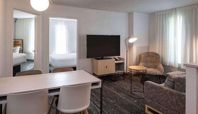 Short Drive to Washington Monument! Two Relaxing 2BR Suites, Pet-friendly!
