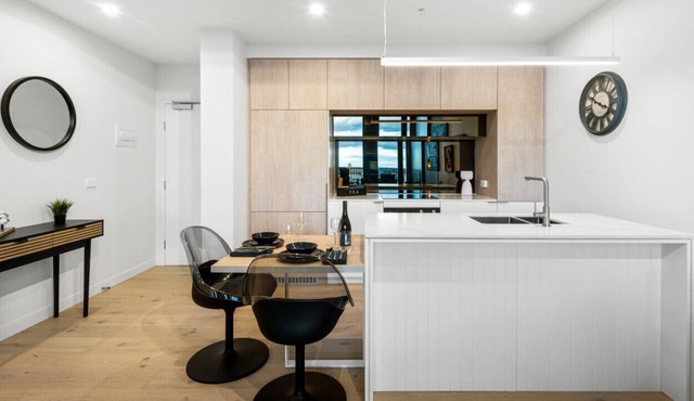 Short & Long Stays-Sophistication & Views on Ryrie