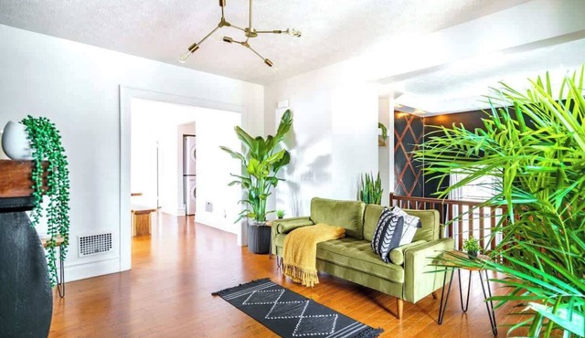 Short North/Downtown | Steps to High St | Walk to Convention Ctr | Free Parking