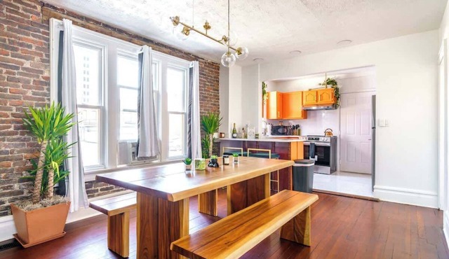 Short North/Downtown | Steps to High St | Walk to Convention Ctr | Free Parking