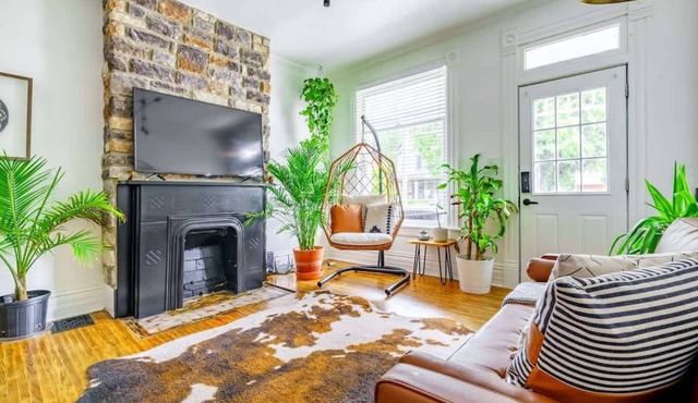 Short North/Downtown | Walk to Convention Center | Free Parking | 5,800+ Reviews