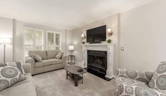 Short North Home 4BR w/backyard- 2 car garage in very safe neighborhood