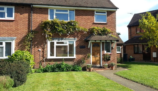 Short or long term, group holiday stays in Guildford. Easy access, free parking