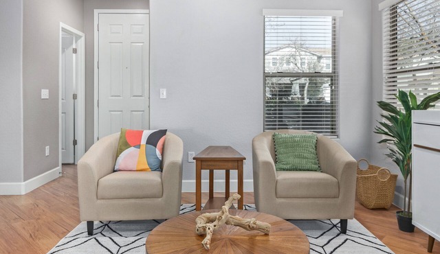 Short or Longer Stays! Spacious Chic Downtown Retreat w/Community Pool