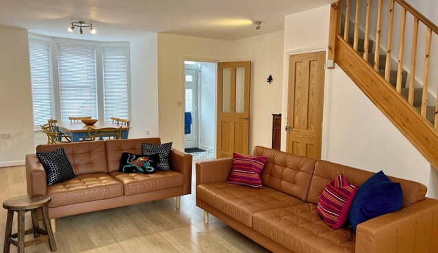 Short stroll to Quay, shops and restaurants