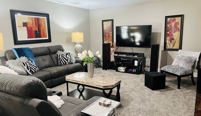 Short term avail! 5 min from MIZZOU,Univ Hospital! Family sized,clean,fenced