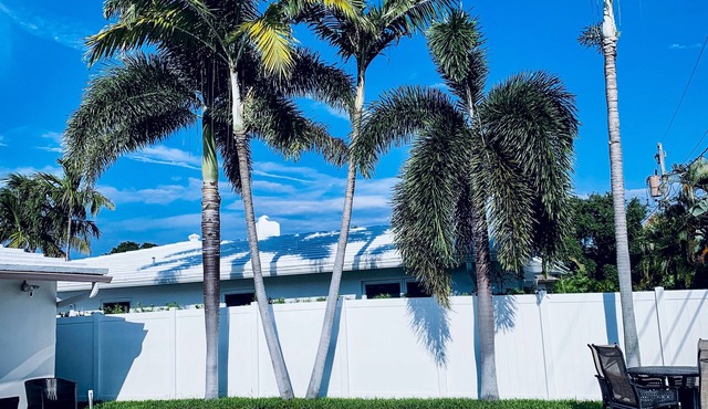 SHORT WALK TO BEACH AND RESTAURANTS HEATED POOL
