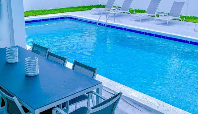 SHORT WALK TO BEACH AND RESTAURANTS HEATED POOL