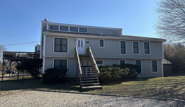Short walk away from Ditch Plains Beach! Spacious cozy Montauk Beach House