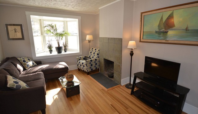 Short Walk Downtown - Stylish and Bright - Private Hot Tub