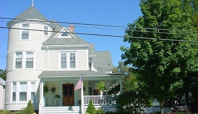 Short walk into town from this beautifully presented 1st Floor, 3-Bed apartment!