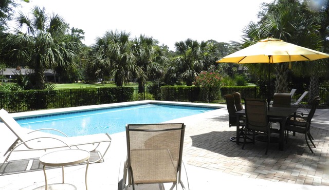 Short walk to beach, pool in full sun, golf view, bright open home, Pet Friendly