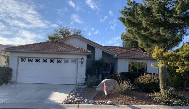 Short Walk to Activity Center and pool with beautiful yard - pet friendly!