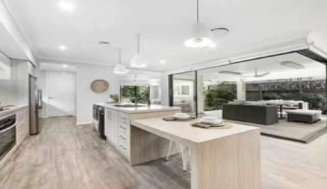 Short walk to beach + pet friendly