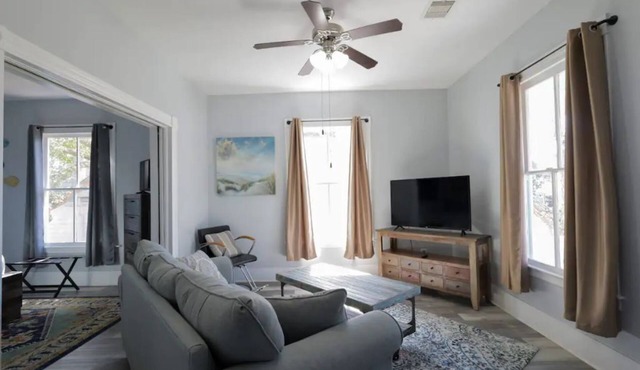Short Walk to Beach/Game Room/Pool Table/Smart TVs In All Bedrooms
