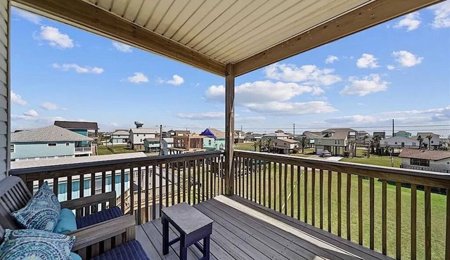 Short Walk to Beach, Ocean/Bay Views, Arcade NFL Blitz