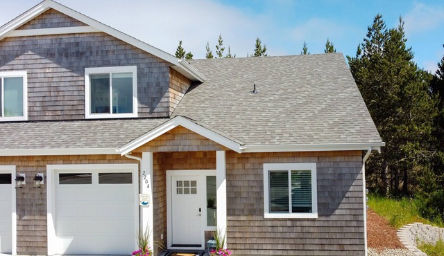 Short walk to BEACH - 3 bedrooms w/TVs- SLEEPS 6 - Dogs OK!