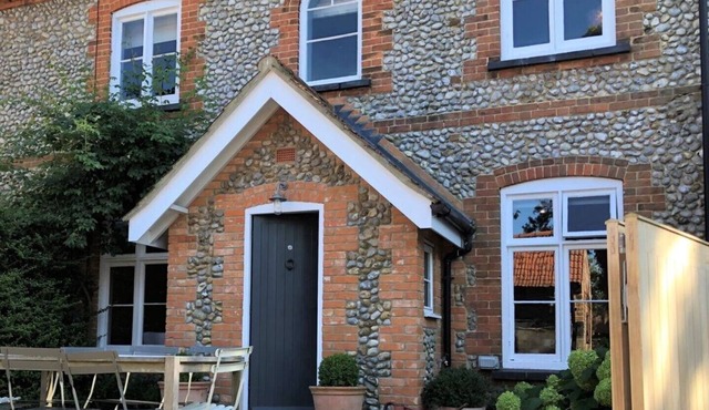 Short walk to Holt - lovely cottage with annexe, parking & private lawned garden