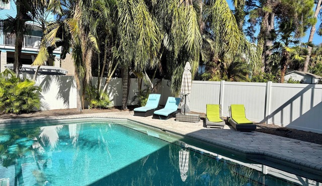 Short walk to quaint small town Palm Harbor, Restaurants, Brewery, Trolley stop