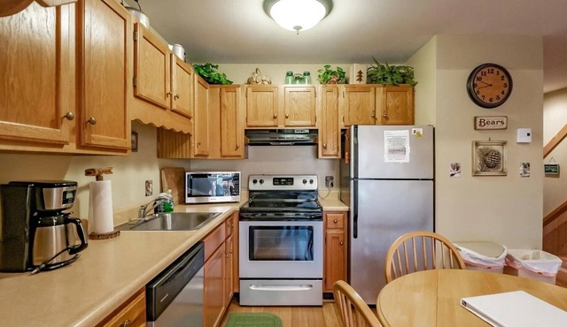 Short walk to slopes, 1BR + loft, sleeps 4