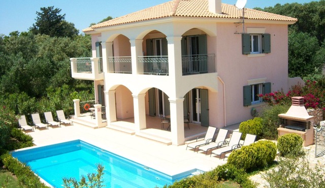 Short walk to the beach ,Four bedrooms four bathrooms sleeps 8