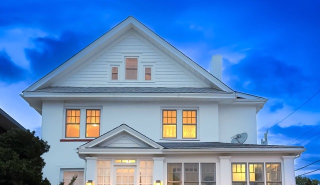 Short walk to the Beach, sleeps 8, four bedrooms, private patio, 2026 weeks open