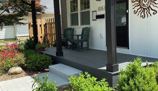 Short Walk to the Big House, Modern Spacious 3 BR + Basement Suite, 3.5 baths