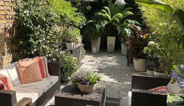 Short walk to Tower Bridge - 1 bedroom apartment with terrace