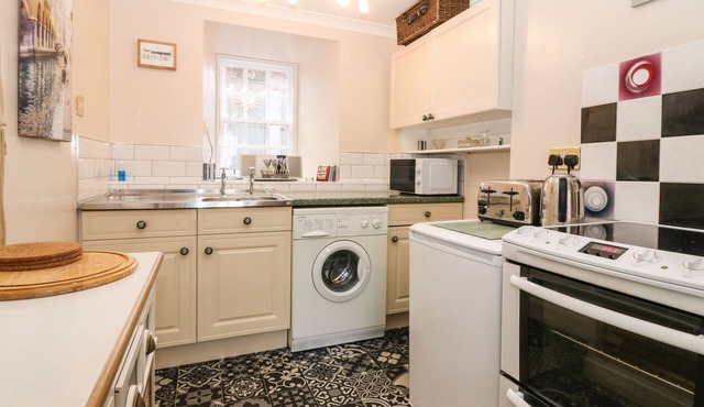 SHORTBREAD COTTAGE, pet friendly, with a garden in Newburgh, Fife